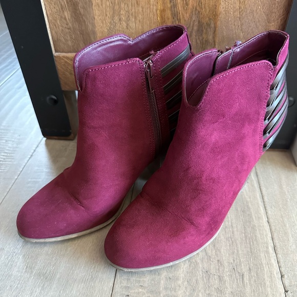 Adorable suede ankle boot size 10 burgundy/maroon color EUC - Picture 3 of 5